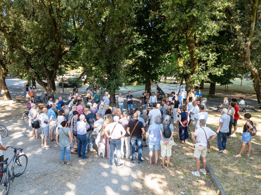 Piazza Matteotti: Passeggiata Con I Cittadini. Il Sindaco: "Nessun Albero Sarà Abbattuto"