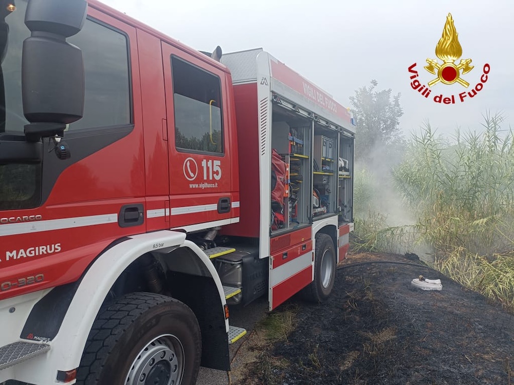 Pistoia, incendio boschivo alimentato dal vento: operazioni di spegnimento in corso