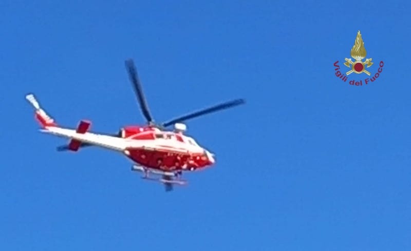 Pontedera, incendio di vegetazione lungo le rive dell'Arno: interviene l'elicottero