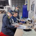 Prato: imprenditore agli arresti domiciliari per sfruttamento di operai irregolari e turni fino a 16 ore