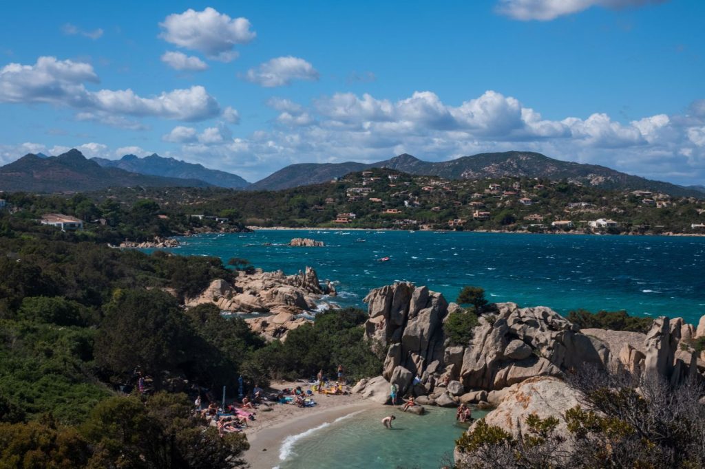 Record di flussi turistici in Sardegna: leader in Italia per crescita di arrivi e presenze nel 2025