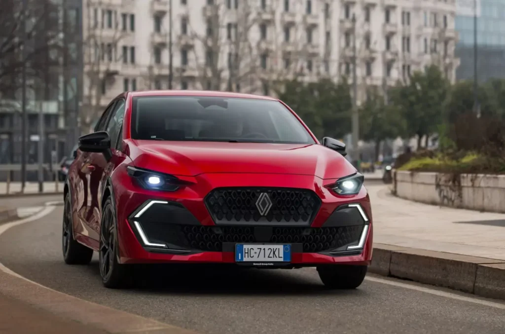 Renault registra una crescita in Italia nel primo semestre, con un incremento delle immatricolazioni.