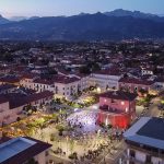 Rissa con sedie e biciclette in centro a Forte dei Marmi