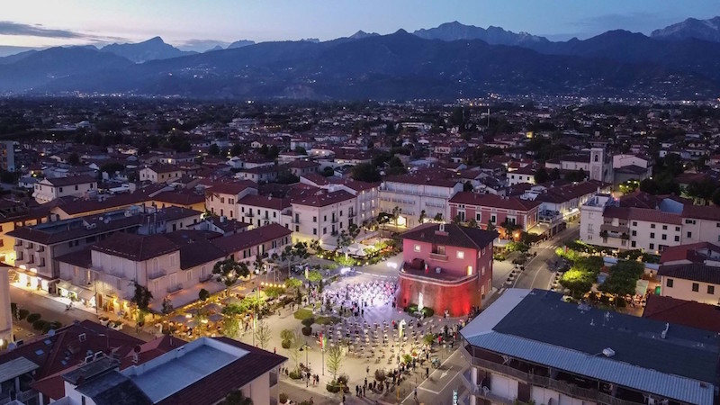 Rissa con sedie e biciclette in centro a Forte dei Marmi