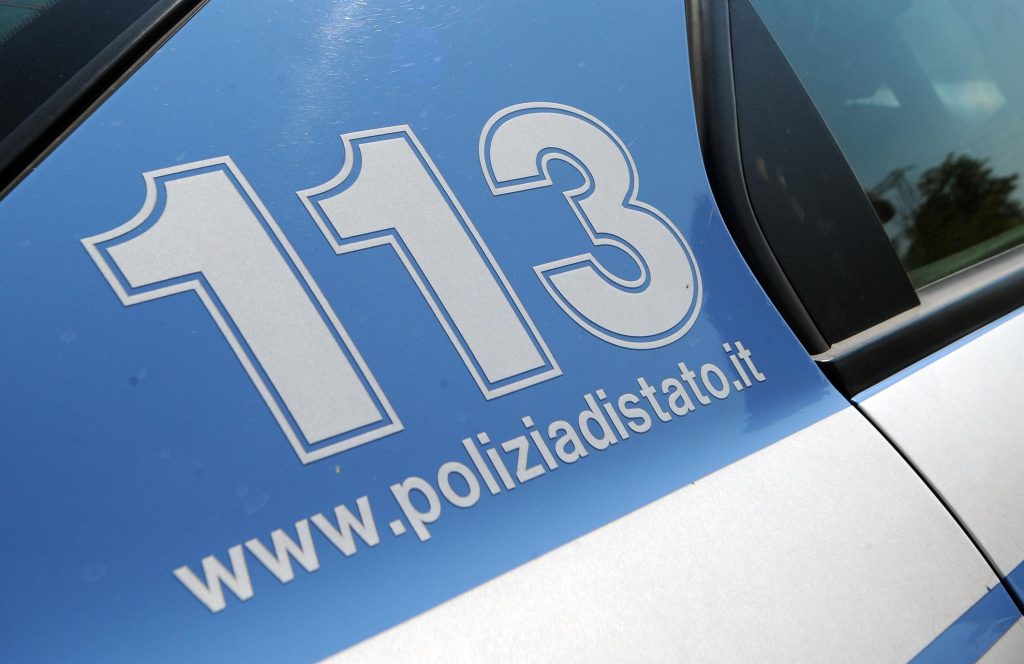 Roma, follia in autostrada: tenta di investire poliziotti sull'A1, bloccato nel raccordo