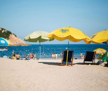 Rosignano: sequestrati ombrelloni abbandonati sulle spiagge pubbliche per riservare il posto