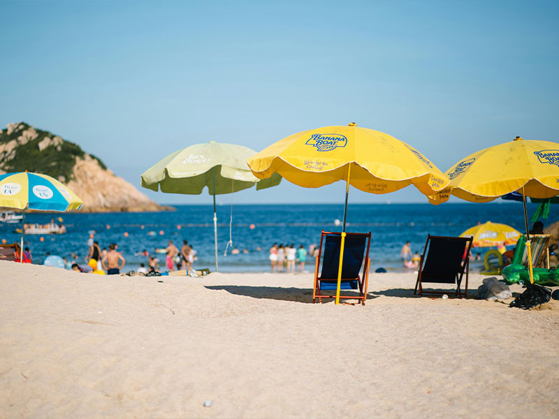 Rosignano: sequestrati ombrelloni abbandonati sulle spiagge pubbliche per riservare il posto