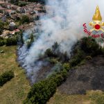Scandicci, incendio in un'area disabitat: nube di fumo nero