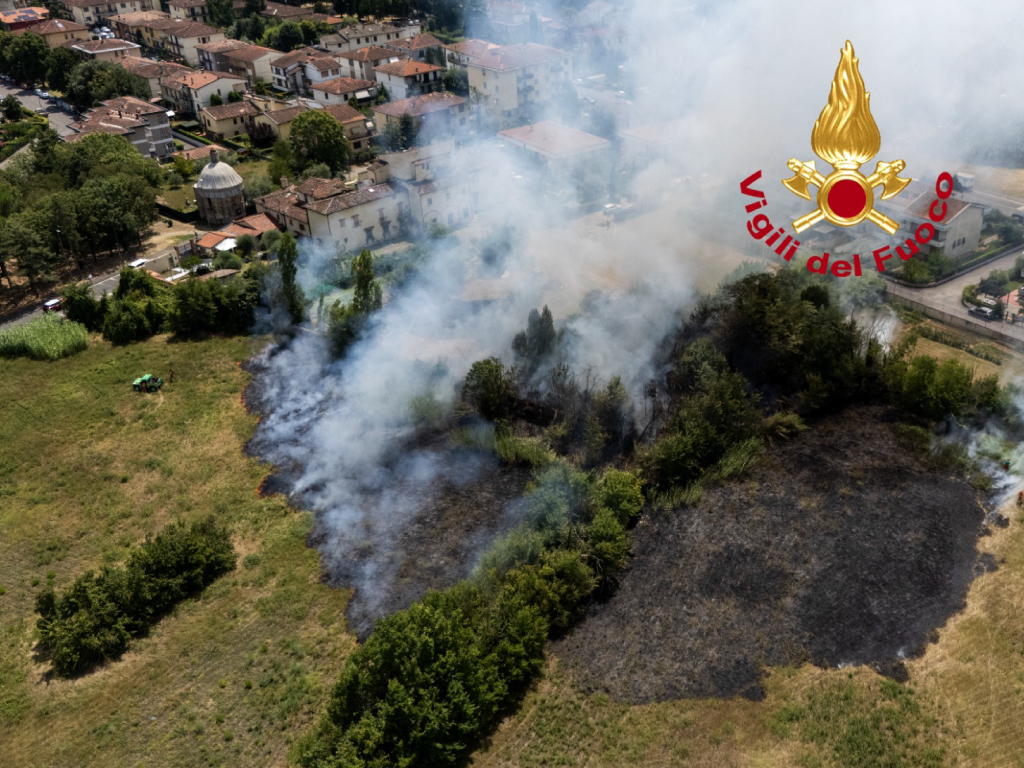 Scandicci, incendio in un'area disabitat: nube di fumo nero