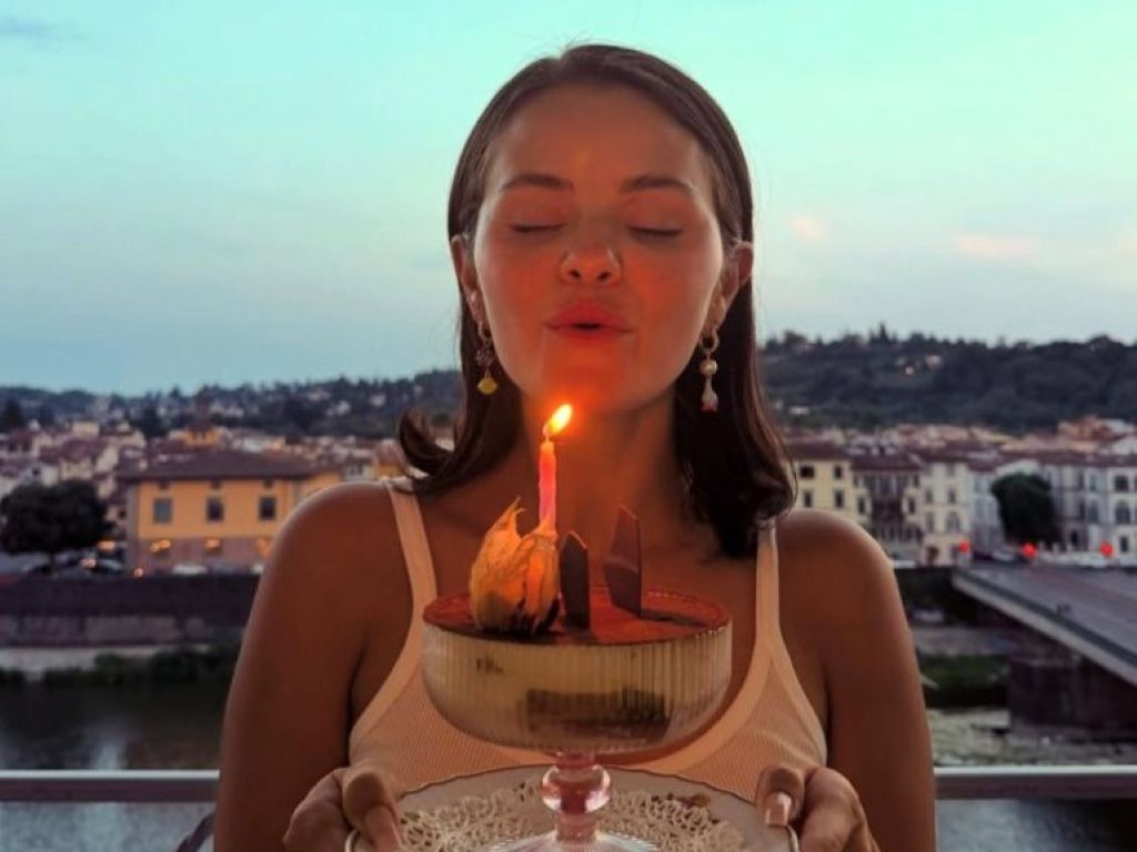 Selena Gomez celebra 34 anni in Toscana: un compleanno da sogno nel borgo dei Ferragamo