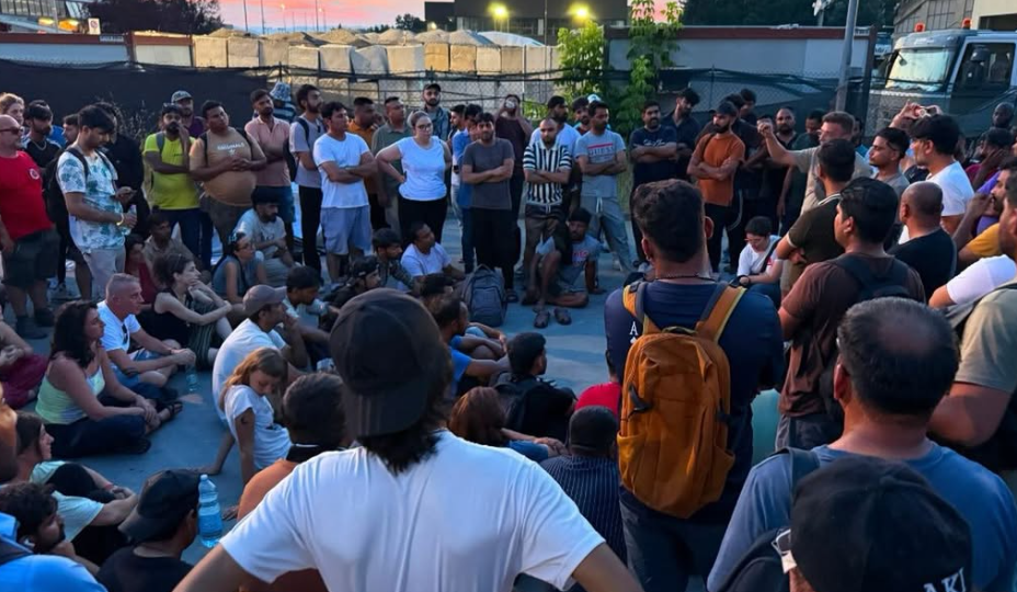 Sgombero del presidio al polo Acca, tensioni tra manifestanti e forze dell'ordine.