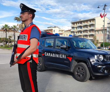 Sorpreso a vendere droga in pineta a Viareggio, arrestato dai carabinieri