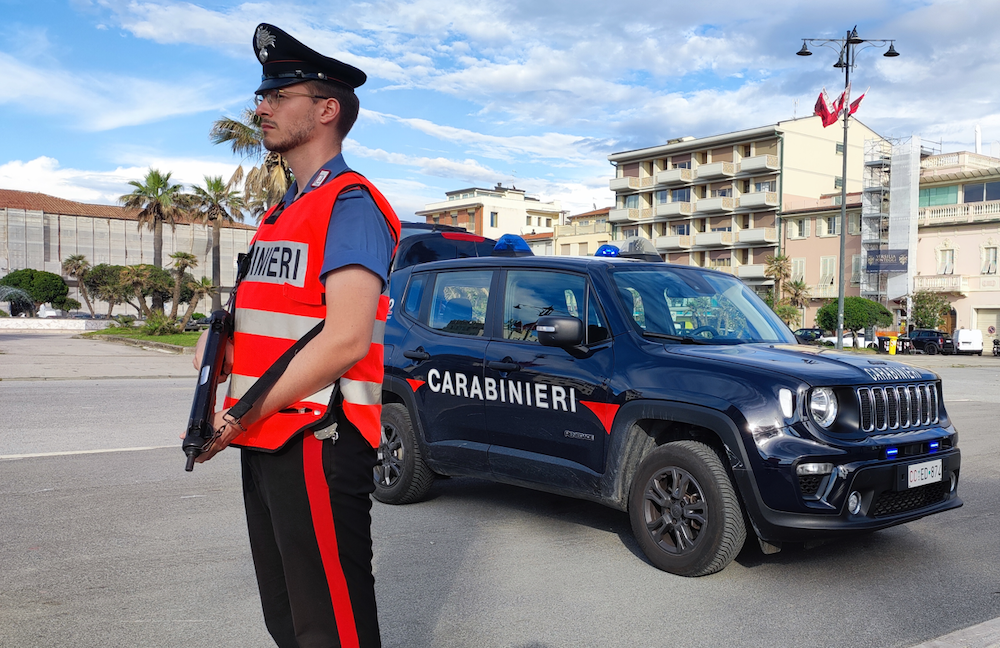 Sorpreso a vendere droga in pineta a Viareggio, arrestato dai carabinieri