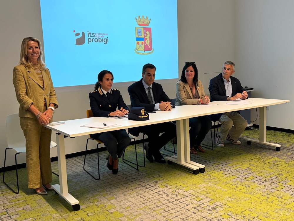 Sure! Here’s a rewritten title in Italian:

"Cyber Sicurezza: Prodigi e Polizia Collaborano per la Formazione"