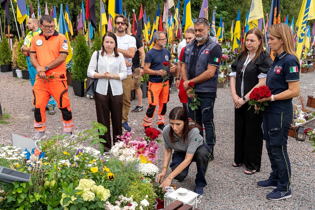 Toscana e cimitero degli eroi a Leopoli: fiori per Iryna e una rosa per altri quaranta caduti.