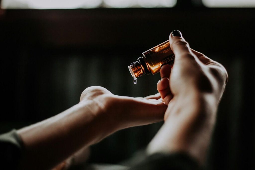 Un prezioso alleato naturale per una pelle e capelli da sogno: scopri l'olio di rosmarino.