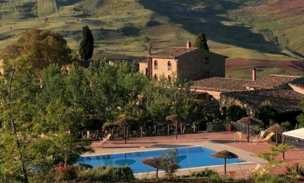 Agosto guida l'estate di vacanze in campagna, luglio promettente e settembre in arrivo con buone prospettive.