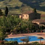 Agosto guida l'estate di vacanze in campagna, luglio promettente e settembre in arrivo con buone prospettive.