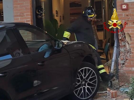 Auto contro una vetrina a Punta Ala: nessun ferito, ma danni a un’attività commerciale.