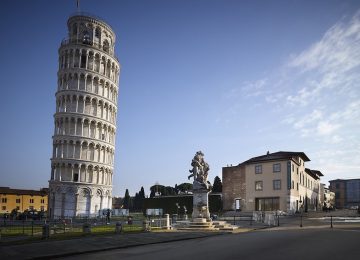 Cavalli sotto il sole cocente a Pisa: la denuncia di una turista spagnola