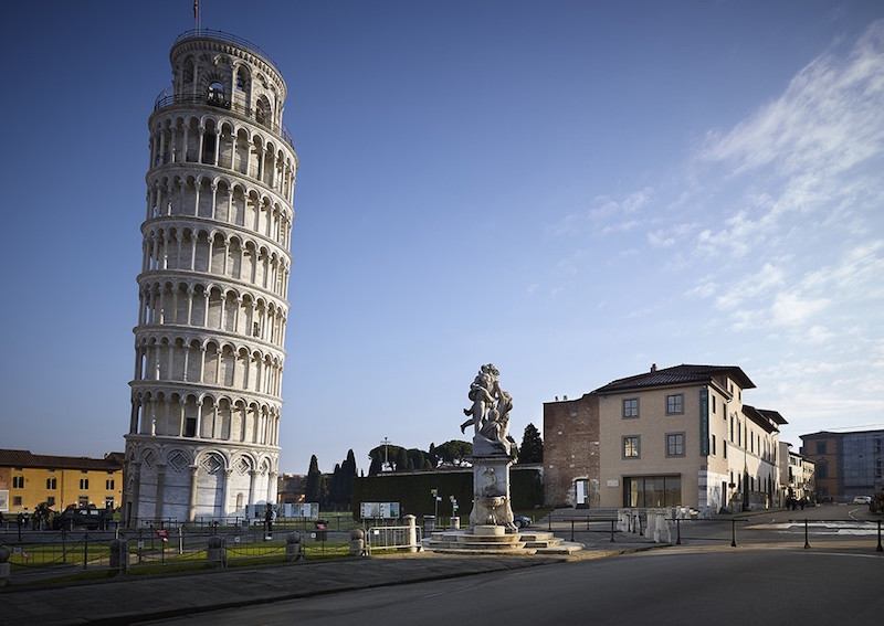 Cavalli sotto il sole cocente a Pisa: la denuncia di una turista spagnola