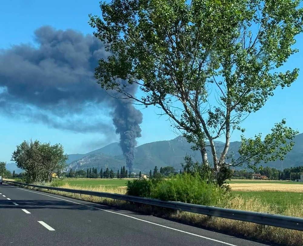 Cinque incendi negli impianti di riciclo, Legambiente: "Ridurre i rifiuti e investire nell'innovazione"