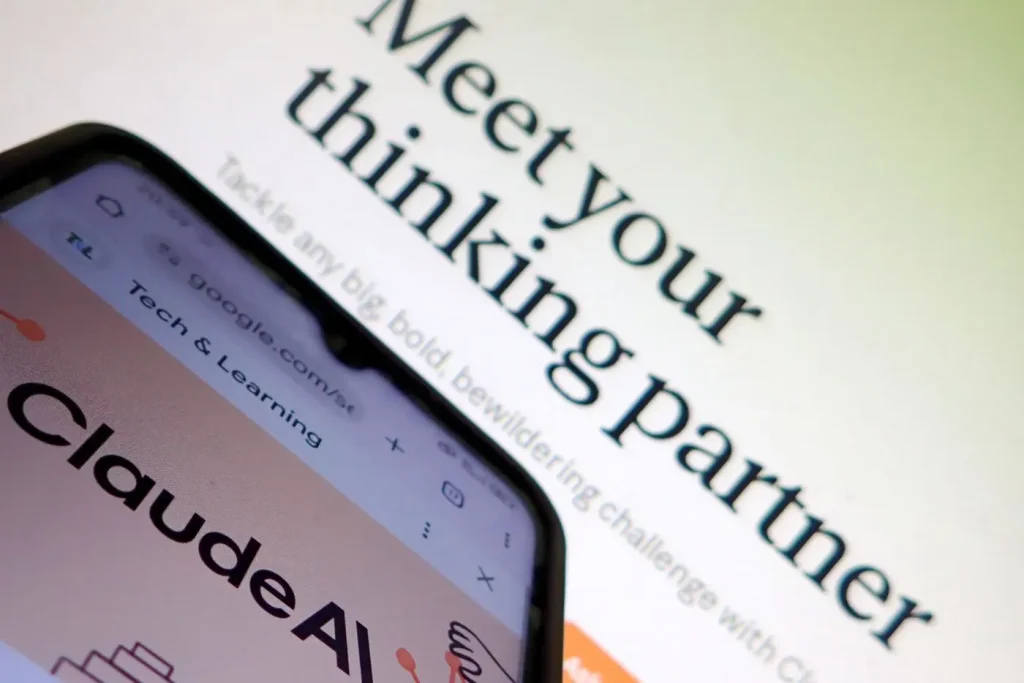 Claude si unisce alle chat di lavoro e diventa un “collega virtuale”