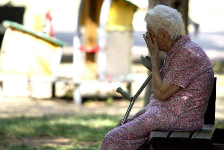 Emergenza caldo, allerta per gli anziani: "Rischio di aritmie e abbassamenti di pressione". I consigli del cardiologo su cosa evitare.