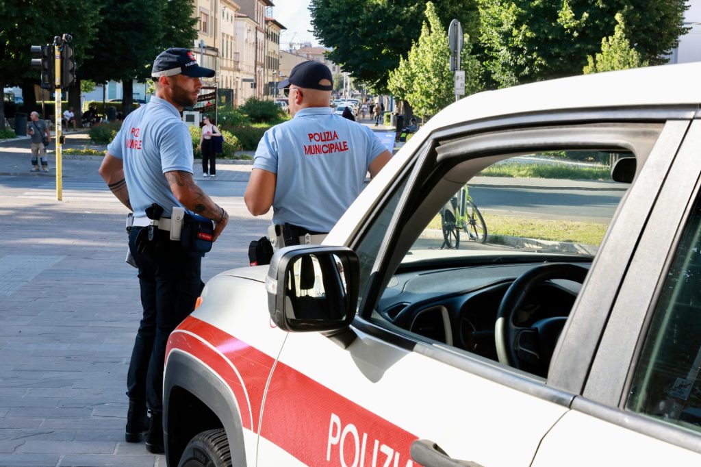 Furto al Mercato di Empoli: Vende Bigiotteria Abusivamente e Riceve Multa