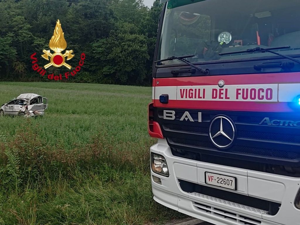 Gravissimo incidente sulla SP 41 a Vicchio: auto si ribalta diverse volte