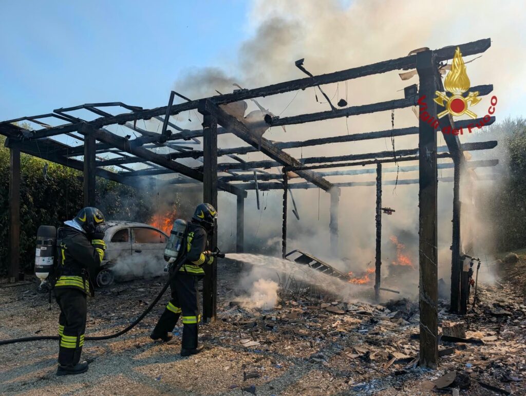 Incendio a Patrignone: in fiamme un capanno con tetto fotovoltaico