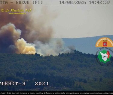 Incendio a San Donato in Poggio: Tre elicotteri e dieci squadre italiane in azione