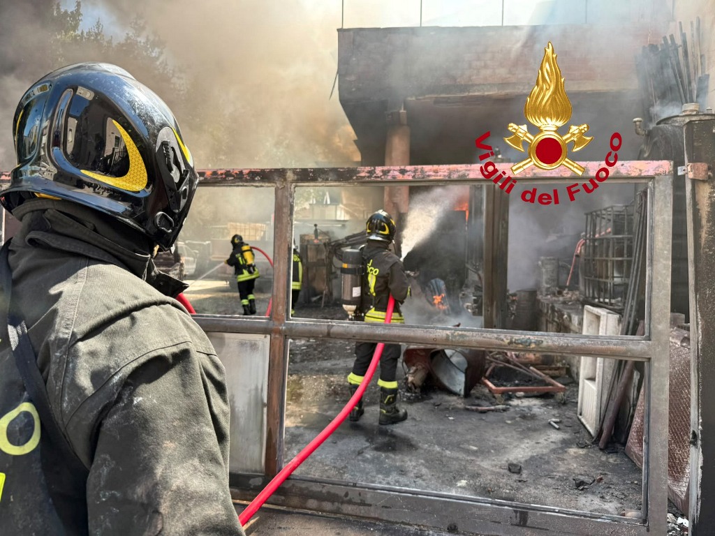 Incendio a Spicchio in via del Palazzo: un'officina in fiamme, fumo visibile anche da Empoli