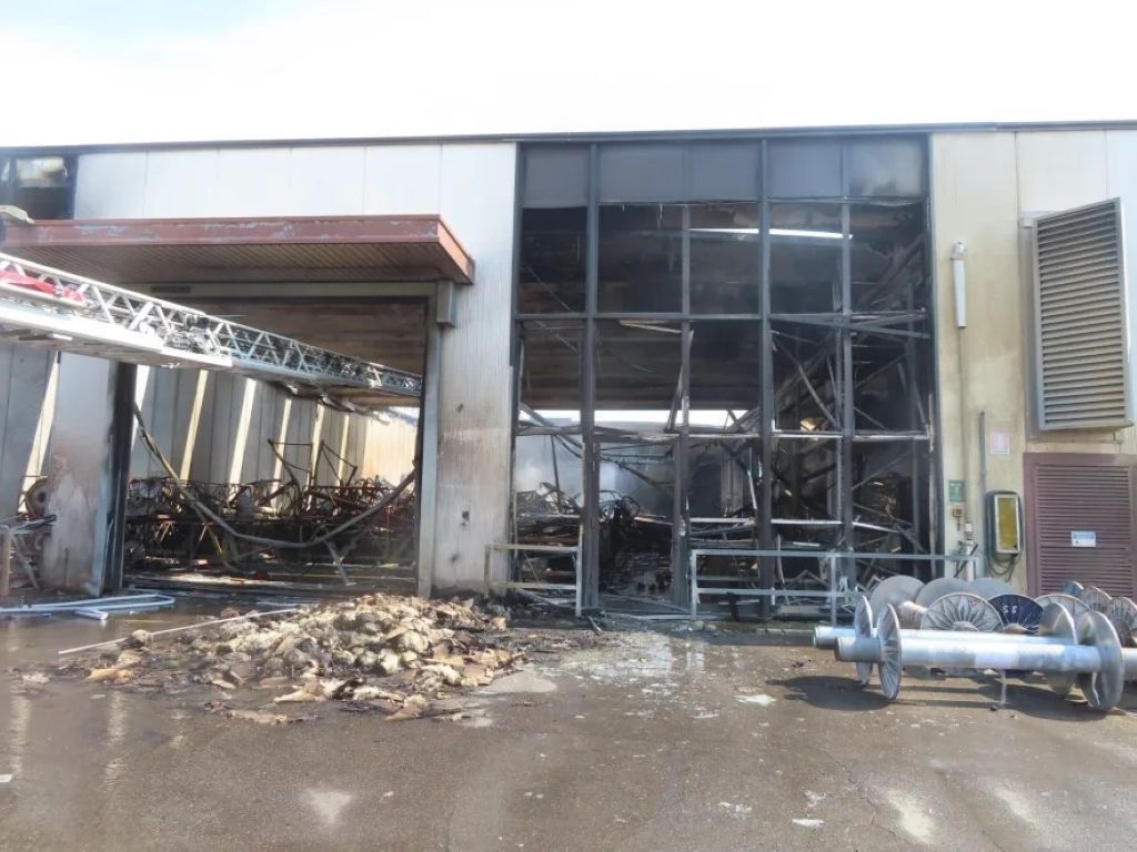 Incendio alla GT 2000 Srl di Prato, ARPAT: "Non sono state riscontrate anomalie significative nei valori della qualità dell'aria"