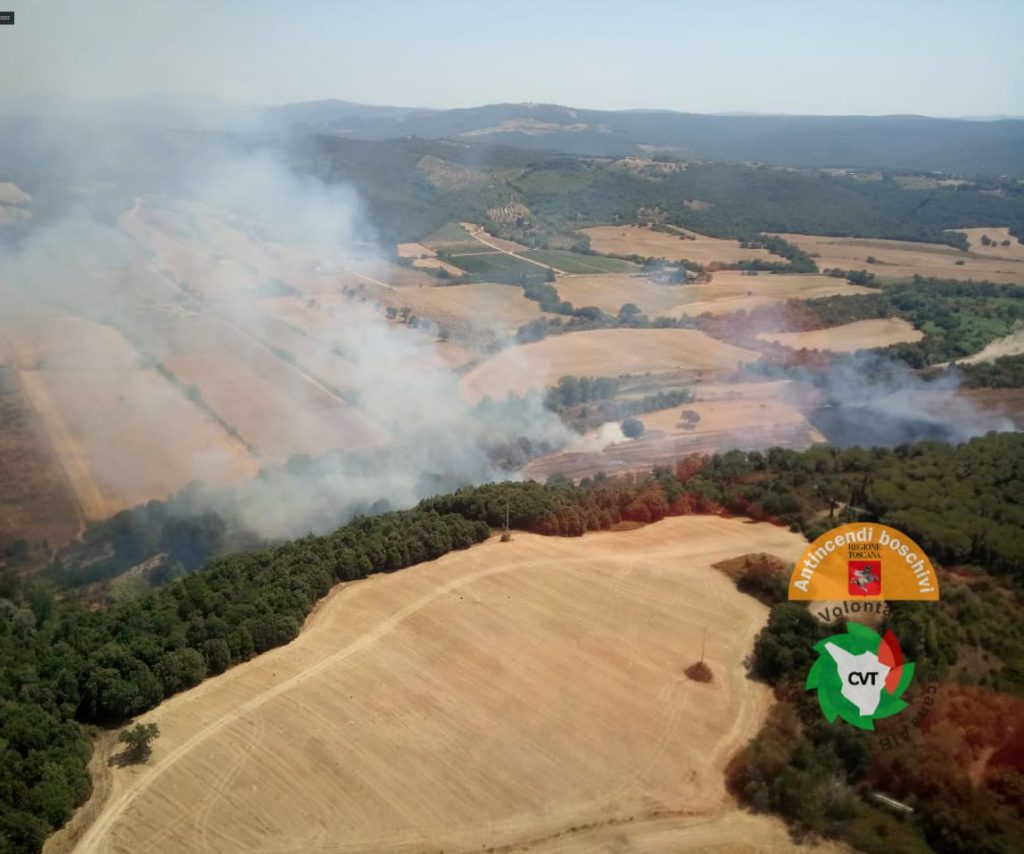 Incendio boschivo a Suvereto: in azione due elicotteri e otto squadre