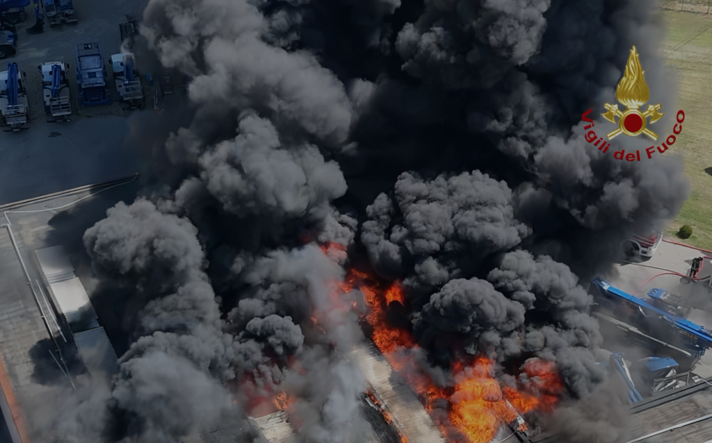 Incendio devastante in un edificio di materiale tessile a Campi Bisenzio