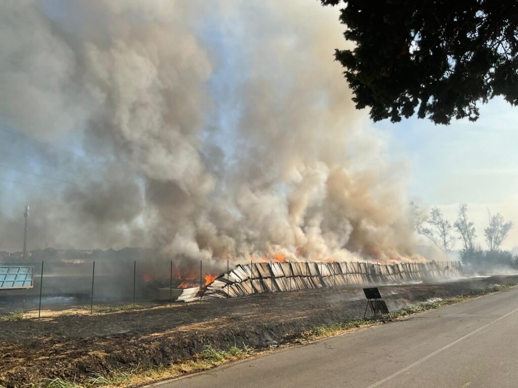 Incendio di pannelli fotovoltaici a Castelfranco di Sotto: il Comune raccomanda di tenere chiuse porte e finestre.