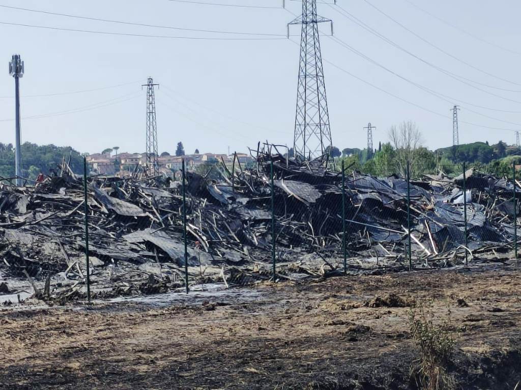 Incendio di pannelli fotovoltaici in via dei Tavi estinto durante la notte. Evacuate alcune famiglie.