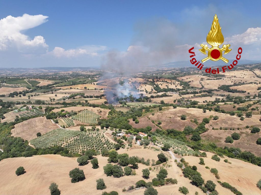 Incendio di sterpaglie e bosco a Magliano in Toscana