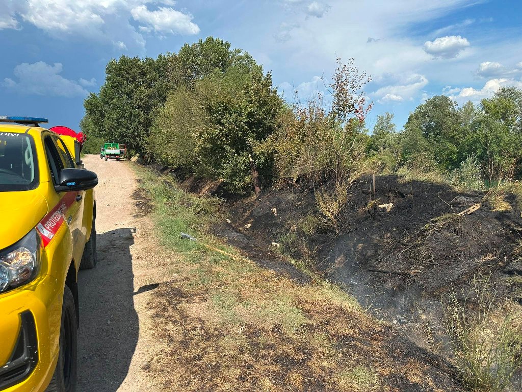Incendio di sterpaglie tra Empoli e Montelupo: fiamme vicino al Lago di Arnovecchio.