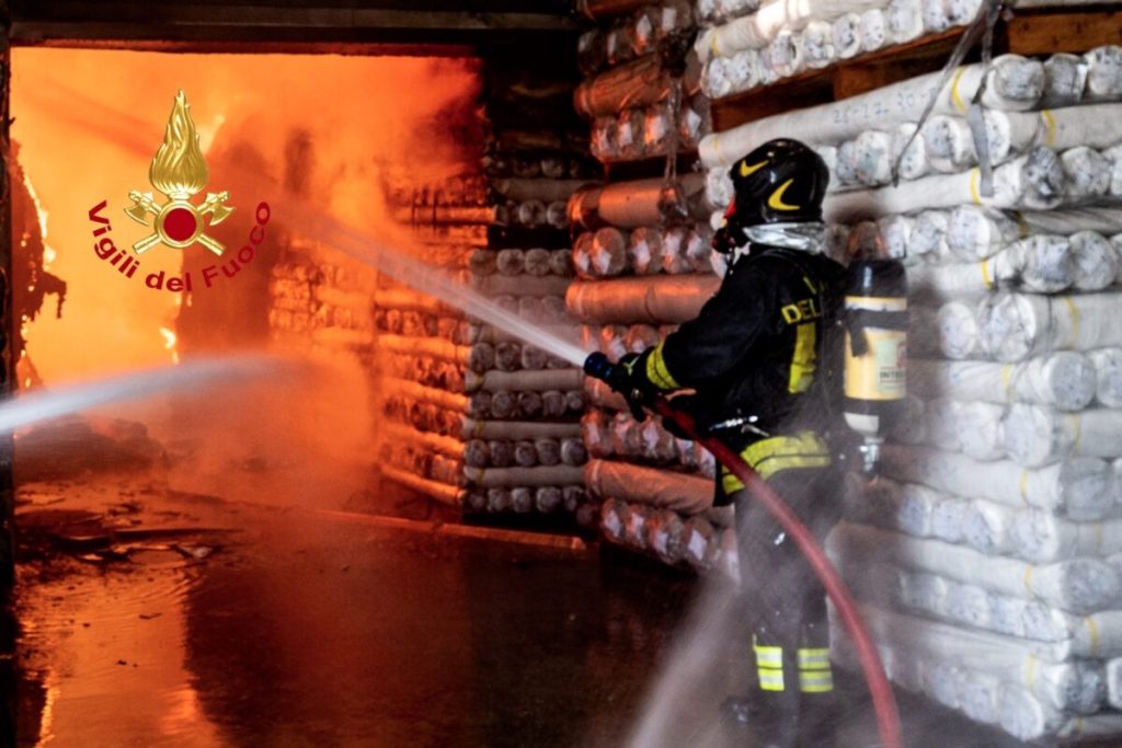 Incendio in un capannone a Campi Bisenzio, Gandola...