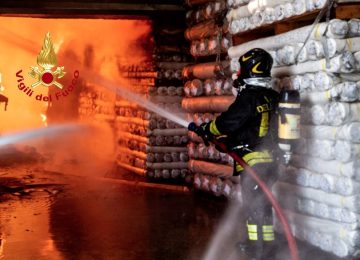 Incendio in un capannone a Campi Bisenzio, Gandola...