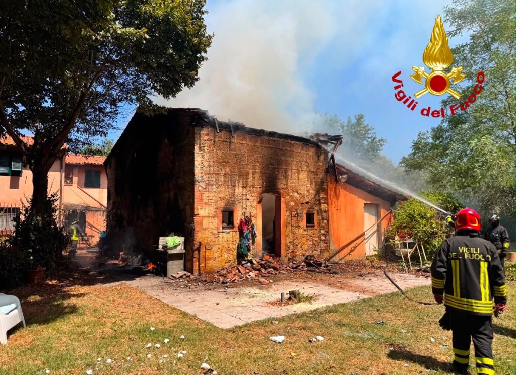 Incendio in un magazzino a Pontedera, l’edificio ridotto in cenere dalle fiamme