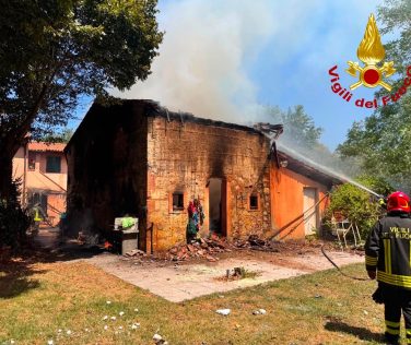 Incendio in un magazzino a Pontedera, l’edificio ridotto in cenere dalle fiamme