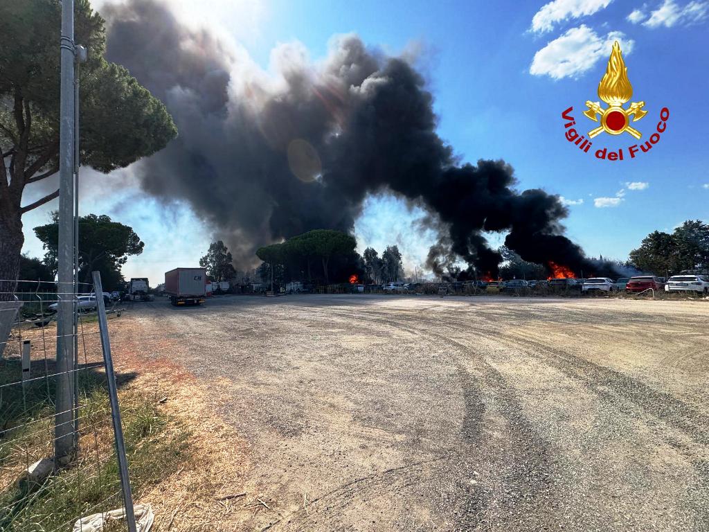Incendio in una concessionaria auto a Grosseto: distrutti circa 100 veicoli. Chiuso il tratto Aurelia.