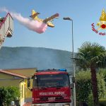 Incendio nei boschi di Castell'Azzara: elicotteri e Canadair in azione per la bonifica.