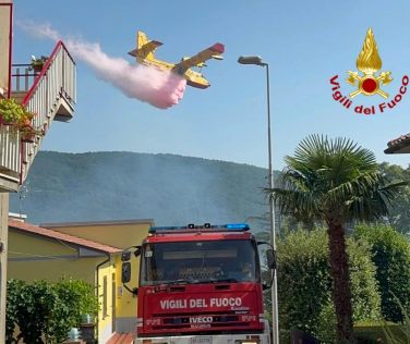 Incendio nei boschi di Castell'Azzara: elicotteri e Canadair in azione per la bonifica.