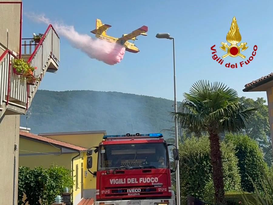 Incendio nei boschi di Castell'Azzara: elicotteri e Canadair in azione per la bonifica.