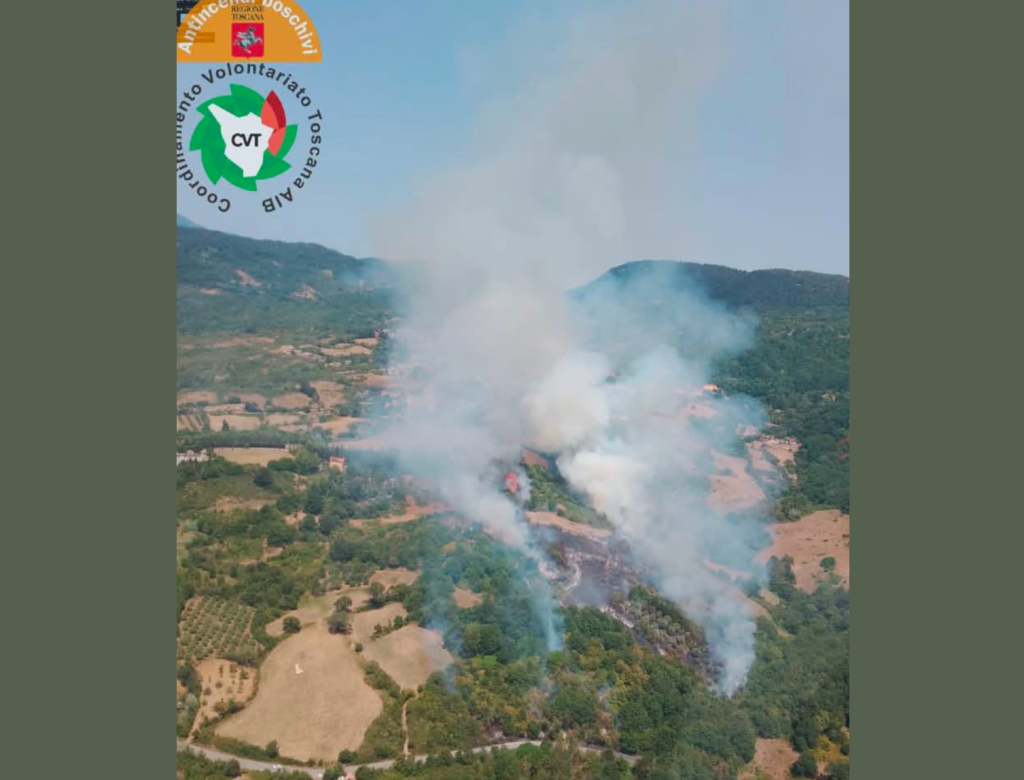 Incendio nel bosco di Castell'Azzara: due elicotteri in azione per spegnere le fiamme