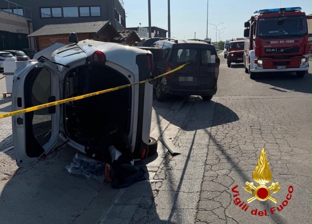 Incidente in via Firenze a Ponsacco: due auto si scontrano e una si ribalta